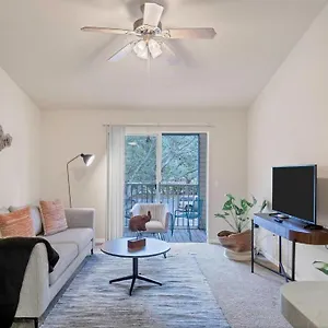Viagem Prime Location And Open 2br Balcony Pool Gym Apartment